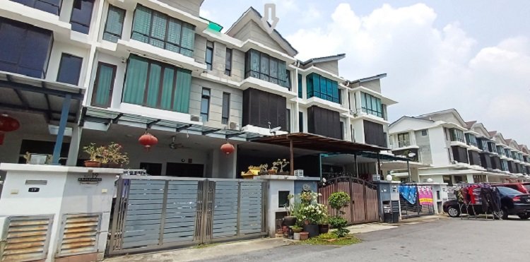 Taman Putra Impiana Puchong 2.5 story link house in auction